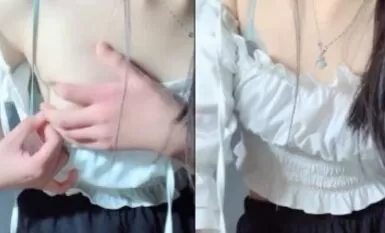 [Gadis 19 tahun], gadis muda yang baru debut, melancap secara rahsia di rumah, puki merah jambunya yang sempurna sangat basah, mengujakan dan mengujakan