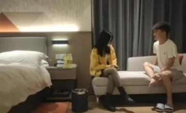 [Fat Man Studio] Lumuhod ang isang high-end na Audi girl para sipsipin at dilaan ang titi, at patuloy na sinusuyo ang kanyang puke.