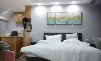 【探花王者归来】，漂亮小少妇，白嫩可人，小伙真体贴，粉色拖鞋主动拿过去，小姐姐开心到爆，做爱投入水多