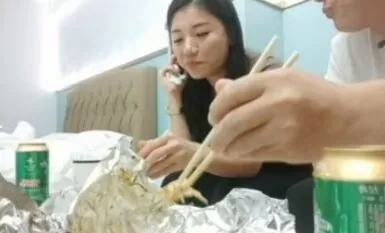 [Kisah Cinta] Seorang cantik berkolar putih berusia 28 tahun dari keluarga yang baik berada di kemuncaknya Selepas minum semeja bir, perang ghairah bermula 02