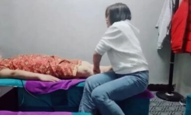 翻车王伟哥的徒弟小胖足疗按摩店搞女技师牛仔裤轻熟女小少妇抱起一个腿草