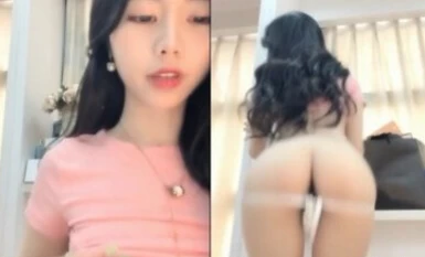 Ang isang magandang dilag sa pink na damit-panloob ay nanginginig ang kanyang puwit para sa isang bayad at nagpapakita ng kanyang balingkinitan figure, indagayway ang kanyang puwit, swaying at seducing mga tao sa pamamagitan ng maruming salita Halika laru