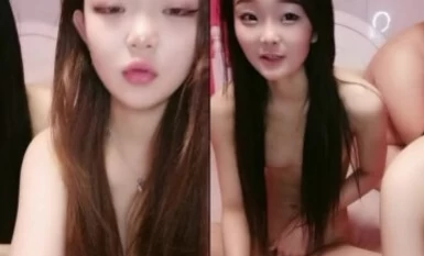 Hai em gái trẻ nóng bỏng lộ mặt phục vụ hai anh cả. Họ cho hai anh lớn ôm vào lòng, xoa ngực và cùng nhau quan hệ tình dục bằng miệng với con cặc lớn. một cách say mê và sau đó họ phục vụ xong món tiếp theo.