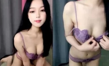 Masuk terus - Fairy Zixia, makcik saya juga mahu bersiaran langsung dia memakai pakaian dalam seksi berwarna ungu, menanggalkan seluar dalam untuk menunjukkan kemaluannya secara dekat, dan menggosok buah dadanya untuk memikat kawan serigalanya.