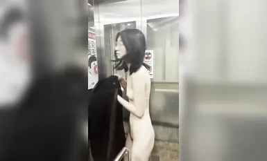 网红高颜值美少女团队【西萌工作室】极品在校女大学生【濑濑】新发布白天夜晚游乐场电梯间露出，还是带上眼镜骚(4)