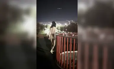 网红高颜值美少女团队【西萌工作室】极品在校女大学生【濑濑】新发布白天夜晚游乐场电梯间露出，还是带上眼镜骚(5)