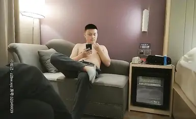 时尚小网红，颜值高，必须拿下，那双大长腿扭臀掰穴，舔屌吸吮抬腿抽插小穴，被操的啊啊直叫