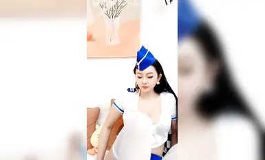 极品御姐的制服诱惑，全程露脸空姐白丝装扮，跟狼友撩骚互动，揉奶玩逼特写展示，淫声荡语不断