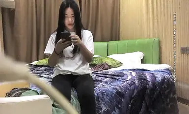 约了个白衣少妇啪啪，她也很想要了，舔奶69摸逼口交上位骑坐抬腿侧入抽插猛操，操得太快了没个好脸色