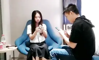 约了个白衣甜美妹子，个子小胸不小，口交舔弄上位骑坐近距离特写大力猛操呻吟娇喘