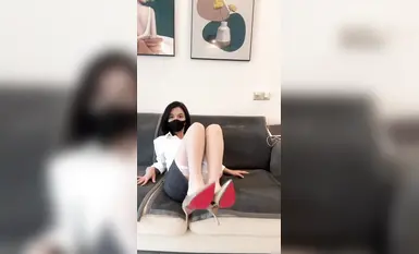 Douyinから流出した動画には、驚くほど美しく、脚が長く、ハイヒールを履いた「栗が大好きなペッパピッグ」という名の熟女が、カスタマイズされた特典を提供し、挑発的で誘惑的な方法で胸と乳首を完全に露出している様子が映っている（2）。
