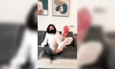 Douyinから流出した動画には、驚くほど美しく、脚が長く、ハイヒールを履いた「栗が大好きなペッパピッグ」という名の熟女が、カスタマイズされた特典を提供し、挑発的で誘惑的な方法で胸と乳首を完全に露出している様子が映っている（2）。