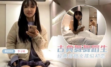 ผลงานคลาสสิกของหลี่ ซุนฮวน เรื่อง "สาวน้อยน่ารักเหมือนรักแรกพบ" เป็นหนังสือรวมเรื่องสั้นสองภาค เล่าเรื่องราวของสาวน้อยน่ารักมีลักยิ้มในชุดนักเรียนมัธยมปลายสีม่วง ที่ปรากฏตัวครั้งแรก แต่กลับได้รับความสงสารและน้ำตาแห่งความปรารถนาอันลึกซึ้งจากพ่อขอ
