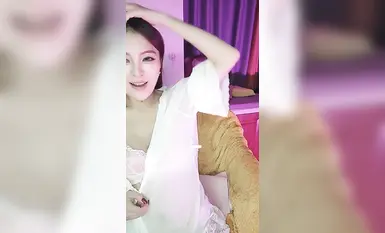 推薦 騷逼辣媽【蘇小妍】大尺度掰逼誘惑，道具自慰高潮噴尿，被胖子小雞吧干到很無語，口活干炮一條龍 (20)