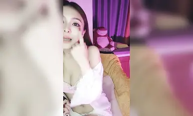 推薦 騷逼辣媽【蘇小妍】大尺度掰逼誘惑，道具自慰高潮噴尿，被胖子小雞吧干到很無語，口活干炮一條龍 (20)
