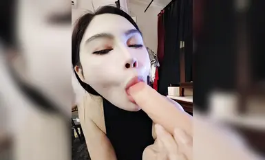 Penyampai selebriti internet bernilai tinggi YY [Zi Xi] (Ling Beibei) melakukan tarian bogel prop baharu, seks oral tekak dalam, dan zakar yang melantun dan tidak dapat ditahan yang membuatnya menggeletar kerana keseronokan (2).