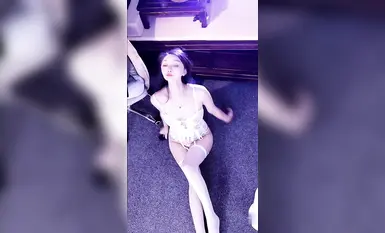 Ang sikat na internet celebrity streamer ni YY na si [Zi Xi] (Ling Beibei) ay nagtanghal ng isang bagong prop nude dance, deep throat oral sex, at isang hindi mapaglabanan at bouncy na ari na nagpapakilig sa kanya sa sarap (3).