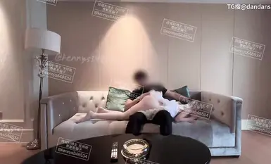 Si Kennys, isang kolehiyala na may napakainit at malambot na ari, ay nakilala ang isang mayamang lalaki sa isang hotel para sa isang 3P na pakikipagtalik. Siya ay may balingkinitan at seksing pigura at nasa pagitan niya sa magkabilang dulo.