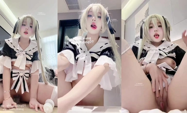 Isang napakacute at batang babae na nagngangalang "Rabbit Master" ang nagko-cosplay sa espiritung si Narcissus, na tinatagos mula sa likuran ng isang amang may malaking ari. Ang kanyang maliit at matipunong puwitan ay talagang kaakit-akit. -1