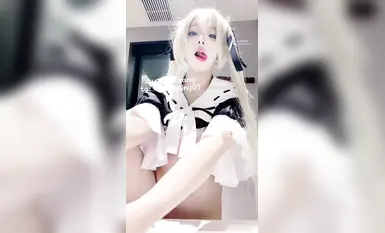 Seorang gadis yang sangat comel dan muda bernama "Rabbit Master" bercosplay sebagai roh Narcissus, ditembusi dari belakang oleh seorang bapa yang mempunyai zakar yang besar. Punggungnya yang kecil dan lincah sangat memikat. -1