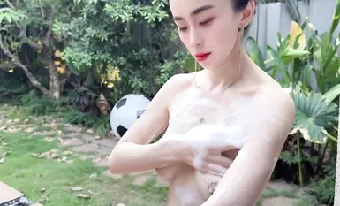 東北網紅反差母狗【SM大表姐】大表姐戶外洗澡排尿