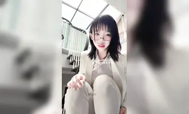 兔寶大人露臉肥美雙馬尾小羅麗，劇情演繹，半框眼鏡女教師，高跟白西裝白襯衫，講解身體結構，樓梯上自慰誘惑！