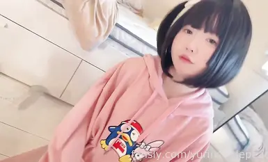 yurinslittlepeach 原來和隨便的可愛女孩做愛最爽哈哈。在垃圾堆滿的髒房間裡放縱交歡，滿腦子都是雞巴