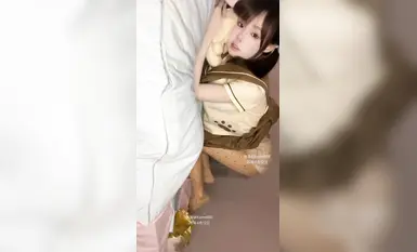 雙馬尾美女趴在床上被單男粉絲艹小穴，粉絲太猛了，被幹得都語無倫次了 辭寶