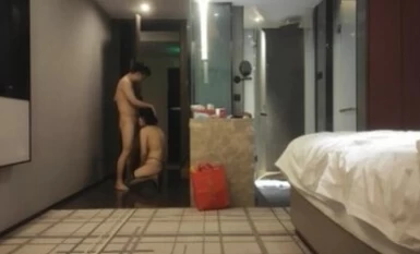"Mendapat Duit untuk Membeli Simen Odila" Saya bergaul dengan seorang makcik selekeh di sebuah hotel. Lelaki gemuk itu membuka pintu biliknya dan bermain SM Dia telah dipukul.
