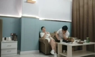 [Pag-ibig, Kwento] Nakipag-chat ako sa isang mabuting asawa sa online at nakipag-appointment na makipagtalik sa kanya Ang babaeng naka-white suit ay walang buhok at hawak ang kanyang malaking puwitan at niloloko siya mula sa likuran.