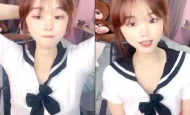 【卡哇伊03年娇小萝莉】和男友激情操逼，情趣制服一脸呆萌，扶着屌吸吮，骑上来抱着屁股操，爽的直浪叫