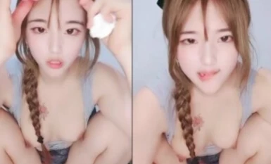 Gadis comel dengan tocang dan penampilan tulen sedang menunggang dildo elektrik dan memasukkannya ke dalam farajnya. Apabila dia membukanya, dia dapat melihat bahawa lubang itu sangat kecil .
