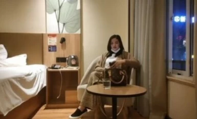 【乔先生寻花高端茶】新晋老哥约操御姐，洗完澡直接开操，骑乘打桩机，搞得爽了浪叫不断