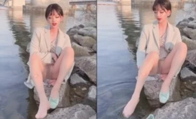 Ts-Jieun สาวน้อยแสนสวยกำลังเล่นน้ำที่ทะเลสาบ เธอมีความสุขมาก เธอสวมแค่ถุงน่องและไม่มีชุดชั้นใน พี่ชายของเธอเห็นเธอเล่นน้ำด้วยไม้นางฟ้า และเธอก็เขินอายมาก