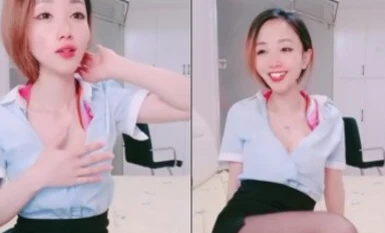 Wanita coquettis itu berpakaian sebagai OL dan memakai skirt sutera hitam yang sangat seksi Dia bergaduh dengan seorang lelaki yang memakai tudung Dia menanggalkan seluar dalam dan menggosok payudaranya Dia mengambil inisiatif untuk menunggang dan menidur