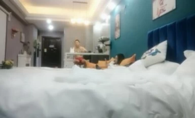 【91龙十三探花】，周末酒店开房，出轨小少妇约来偷情，阴毛浓密水汪汪，近距离特写抽插，良家性爱别样滋味