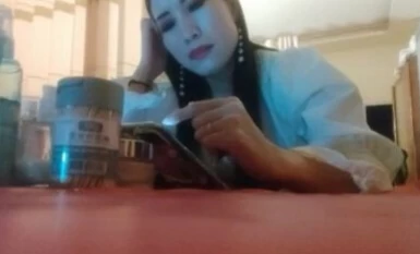 콘돔 없는 질내 사정 면허를 가진 스카우트], 돈을 벌기 위해 밤늦게 길거리에 서서 월세방에서 창녀와 열정적으로 섹스하는 30대 젊은 여성, [콘돔 없는 질내 사정 면허를 가진 스카우트].