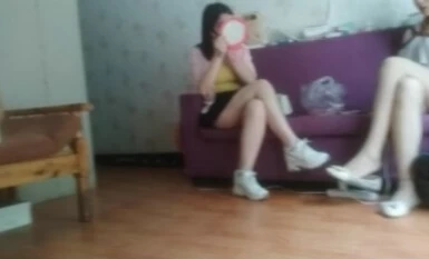【持有无套内射执照的探花】，经济形势不好，街头妹子质量越来越高，骚逼小妞，水多求干