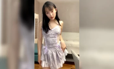 Lelaki bajingan muda dalam industri lucah Seorang kecantikan seks tulen yang sangat tampan menari seksi dengan skirt suspender, menanggalkan rambutnya, menggosok pukinya dan mengerang.