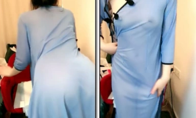 Nakasuot ng translucent na cheongsam ang matikas na babae, at malabong makita ang kanyang mga utong, at patuloy na dinidiin ng kanyang mga daliri ang kanyang pink na butas.