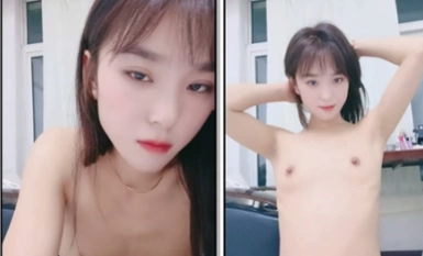 清纯靓丽长发妹子全裸自慰，胸型比心换上黑丝特写私处可惜就是木耳已黑