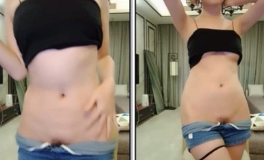 The girl who looks like a mixed-race 168cm royal lady] has a great body and is a little bit cold, stripping and twisting her waist, grabbing her tits and rubbing them, and her hairy pussy climaxing with water.