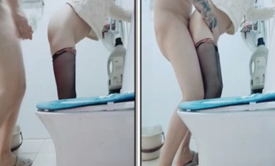 彼のガールフレンドを家に連れて行くために初めて兄は、彼女がトイレに行った、あなたはドアに直接ドアを押し、服を脱いでズボンを直接挿入し、女性は少し右を支配するためにイニシアチブを取ることを好む！