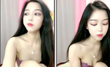 鲜奶桃桃 极品养眼美女、大大眼睛，粉嫩酮体，超顶小骚货，三点尽露，好想插爆她子宫！