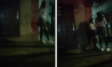 Ang pinaka-kahanga-hangang pananaw ng isang batang babae na nakatayo sa kalye na palihim na kinukunan ang isang prostitute sa "Quality Prostitute" sa hatinggabi na nagwawalis sa kalye at nakikipag-usap sa isang batang babae sa kalye na nakatayo 