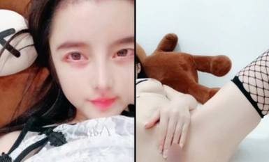 สาวน่ารักกับหีนมสีชมพูและช่วยตัวเองในหลายวิธี เธอมีเครื่องสั่นและดิลโด้สอดเข้าไปในหีที่สวยงามของเธอ เธอยกก้นของเธอแล้วตบมันแล้วสอดมันเข้าไปด้วยนิ้วของเธอ เธอถึงจุดสุดยอด น้ำสีขาวไหลออกมามากมาย