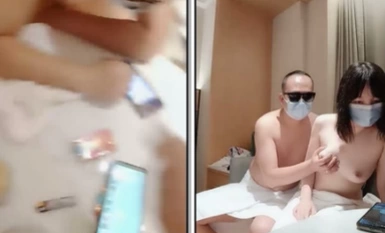 【換妻極品探花】，單男粉絲赴約，舔腳舌吻啪啪，綠帽老公一旁拿手機記錄，精彩香艷必看