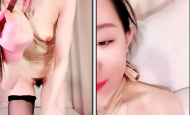 甜美女神下海诱惑秀，黑丝美腿扭动抖臀，应观众要求摆姿势，掰开小穴跳蛋猛塞，太爽高潮出白浆