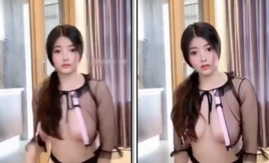 Lumilitaw sa mundong ito ang iyong busty na kasambahay at naglilinis ng mga bintana sa bahay araw-araw Kapag tapos na siya, tinutulungan ka niyang hubarin at hubarin ang iyong mga damit, at pagkatapos ay matulog para kumportable ka!