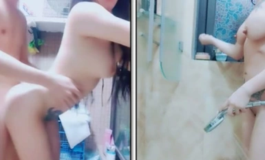 뱀 얼굴을 한 소녀, 스위트 룸 안에서 섹스를 하고, 욕실에서 깊이 목을 축이고, 거실 소파에서 매우 멋진 섹스를 합니다.